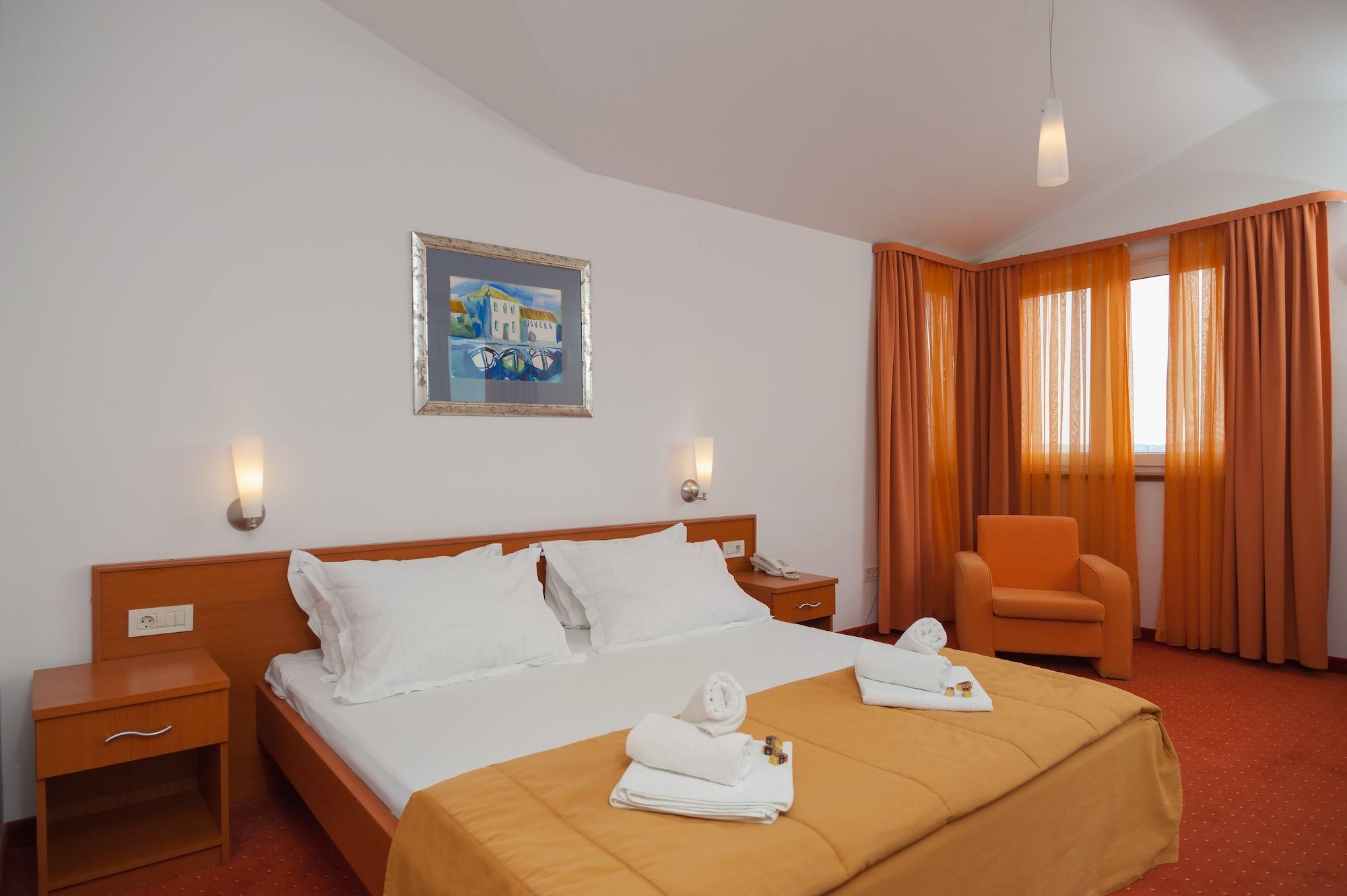 Hotel Rotondo Seget Donji Bagian luar foto
