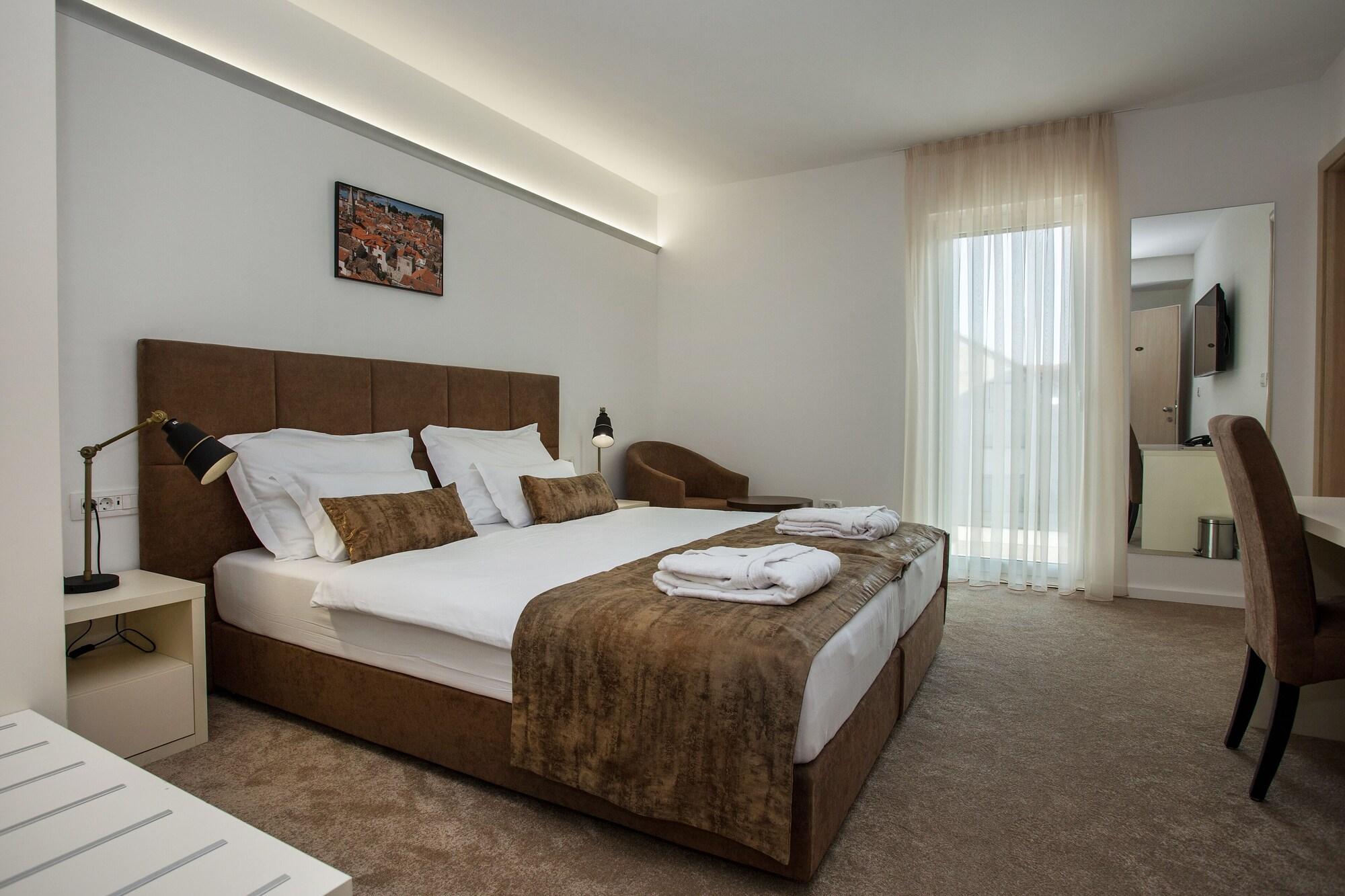 Hotel Rotondo Seget Donji Bagian luar foto