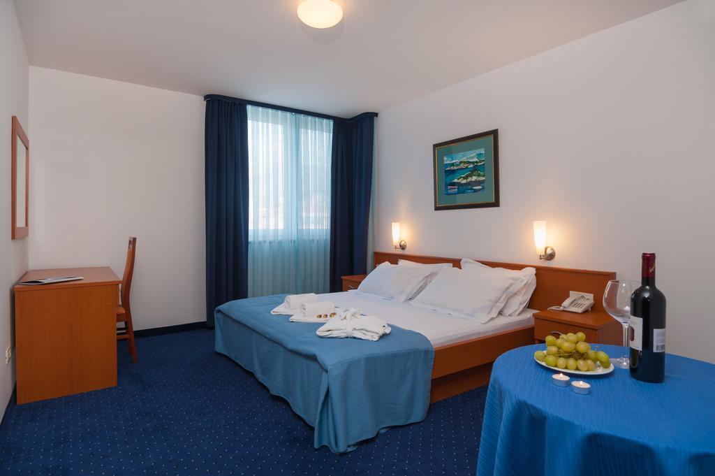 Hotel Rotondo Seget Donji Ruang foto